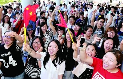 ▲当地时间4日，习近平在首尔大学发表演讲，受到中国留学生的热情欢迎