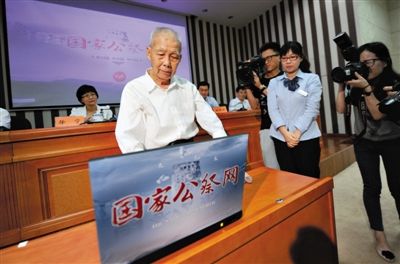 　昨日，南京大屠杀幸存者李高山按下“国家公祭网”（www.cngongji.cn）上线按钮。新华社记者 韩瑜庆 摄