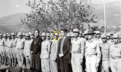 1945年3月10日，缅甸南渡，为中国军人颁发奖章现场。圈中人物为尤广才。资料图片