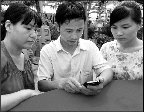 父亲，母亲和姐姐第一时间通过手机看到录取的消息