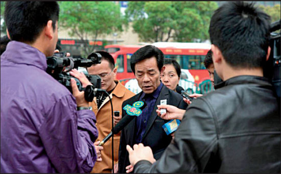 2011年4月7日，浙江省高级人民法院二审吴英案，吴永正法庭外接受采访。