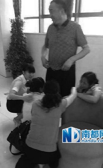 7月25日，陕西汉中市住管局副局长曹志峰笑对下跪业主，引发网友质疑。