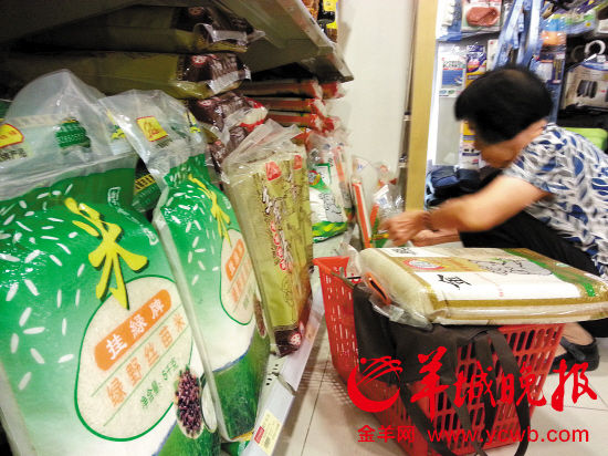 广州各大超市里销售的大米以广东本地和东北、泰国大米为主 羊城晚报记者 马灿 摄