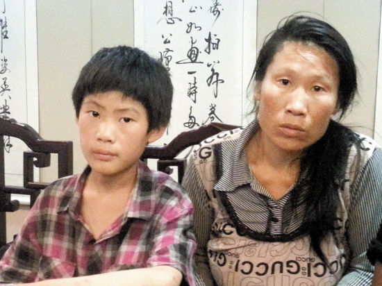 李石苍的妻子陈聪芝（右）与其小儿子