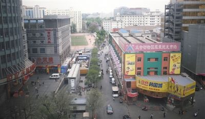 今年4月，动批客流渐少。今年年初开始，随着北京疏解非首都核心功能，动批多家商场就着手外迁。新京报记者 李飞 摄