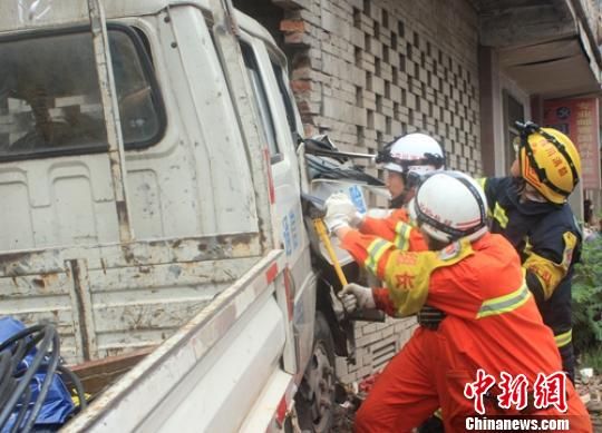 消防官兵正在营救车祸中的被困者。 钱跃东 摄