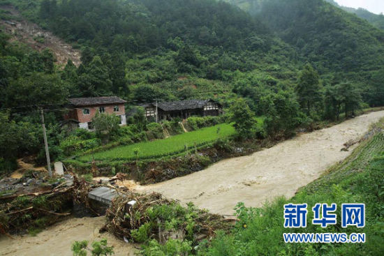 这是8月11日在重庆市南川区拍摄的山洪冲垮的当地桥梁。当日，重庆市南川区政府发布消息称，8月9日至11日该区遭受1951年有气象记录以来最严重暴雨灾害。新华社发