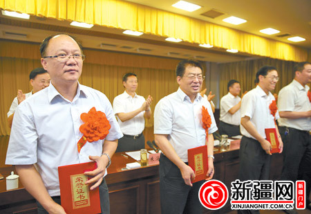 8月11日，乌鲁木齐市领导为优秀援疆援乌干部颁发了“乌鲁木齐市优秀援疆干部”荣誉证书。（本报记者刘志龙摄） 