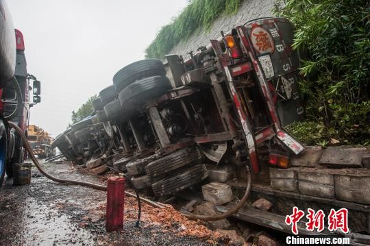 侧翻的槽罐车 姜豪 摄