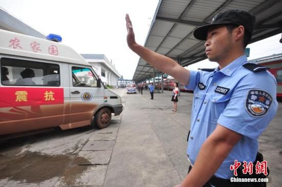 图为铁路职工引导救护车有序进入昭通火车站。吴正琪 摄