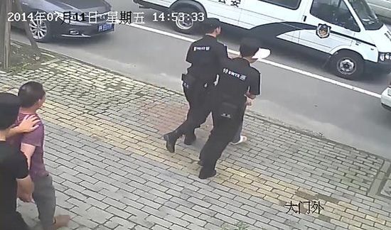 警方在现场抓捕疑似“闹事”的农民工。