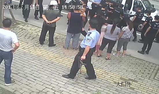 警方在现场抓捕疑似“闹事”的农民工。