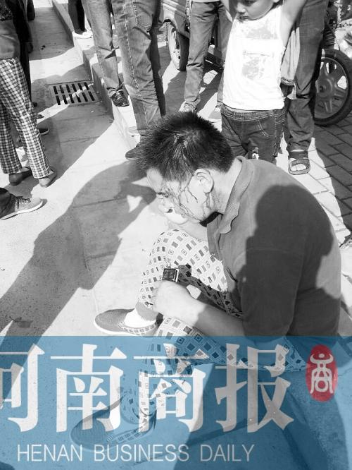 摊贩疑因阻止执法人员没收电子秤被殴 头部流血