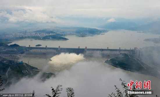 三峡大坝开泄洪深孔泄洪 气势磅礴