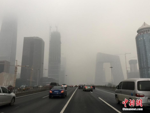 北京持续多日的雨雪天气结束，再次遭遇重度雾霾天气。北京东三环主路被浓雾笼罩，能见度低。 中新网记者 金硕 摄