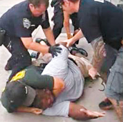 黑人小贩遭美国纽约警方“锁喉”死亡引公愤（图）