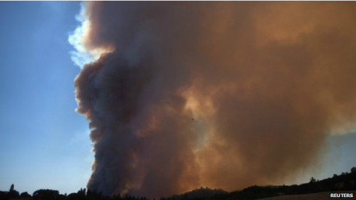 美国加州两大野火持续蔓延开始威胁居民区（图）