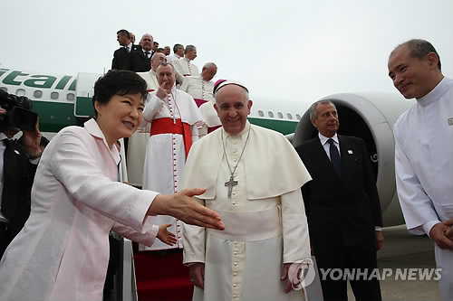 罗马教皇抵首尔韩总统朴槿惠亲赴机场迎接（图）