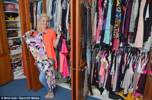 英国25岁购物狂女孩每日狂扫货衣服堆满四间房
