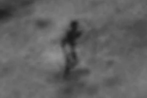 谷歌软件收录月球照片现疑似人形影像（图）