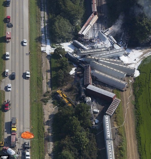 美国运输有毒物质火车相撞致2人死大批居民疏散