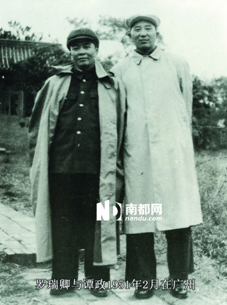 罗瑞卿（右）与谭政1951年2月在广州。作者供图