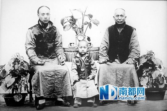 辛亥革命前后法国人密歇尔·德·枚纳尔所摄的中国祖孙三代。从照片可见，当时男性的便装就是长袍和马褂。