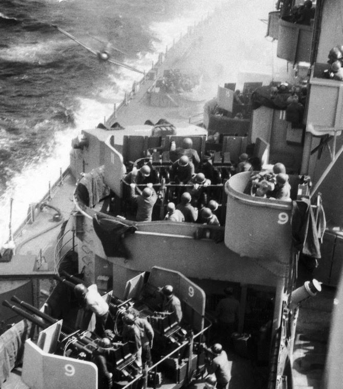 日本神风队战机撞击美国军舰血腥瞬间