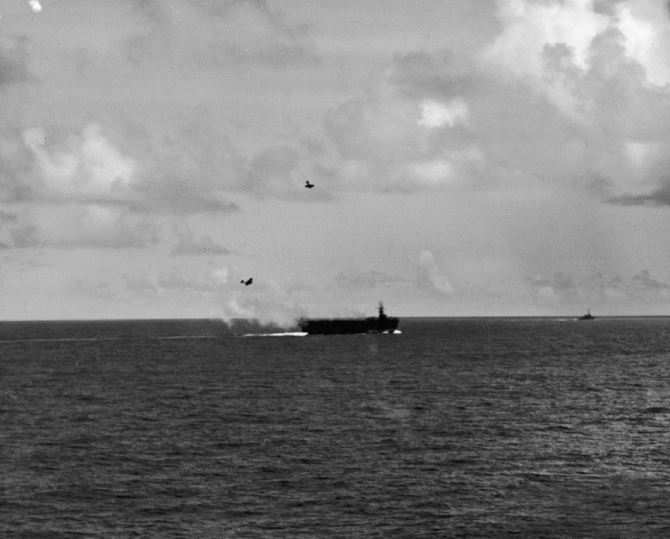 日本神风队战机撞击美国军舰血腥瞬间