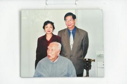 何凡夫妇2003年春节时和舅舅万里的合影。