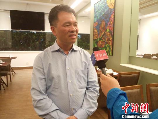 尹楚平接受记者采访。　卢岩　摄