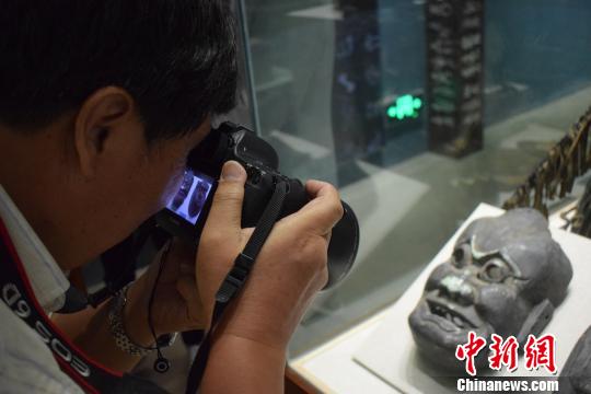 海外华文媒体在摩梭博物馆中了解摩梭文化。 黄文杰 摄