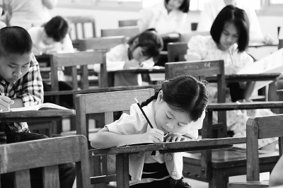 图为泰国学生在参加汉语考试。（朱拉隆功大学孔子学院提供）