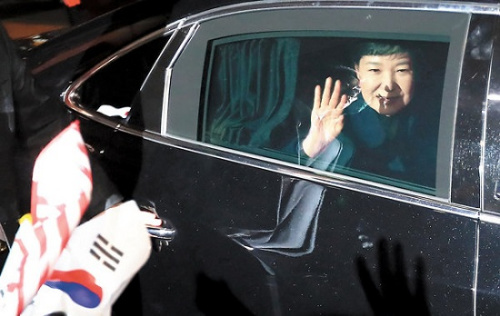 3月12日，朴槿惠离开青瓦台时，向支持者挥手。