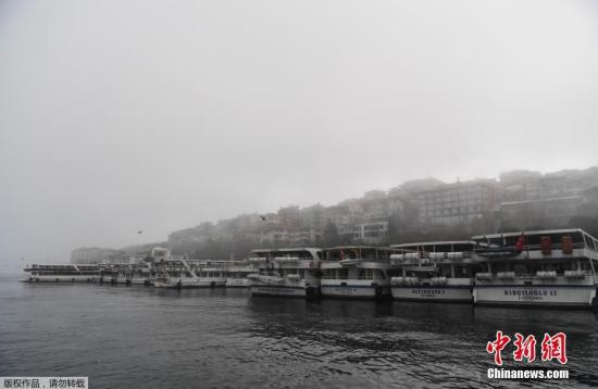 当地时间2017年3月1日，土耳其伊斯坦布尔现浓雾天气，全城大雾弥漫，宛若仙境，当地海上运输也因浓雾被取消。