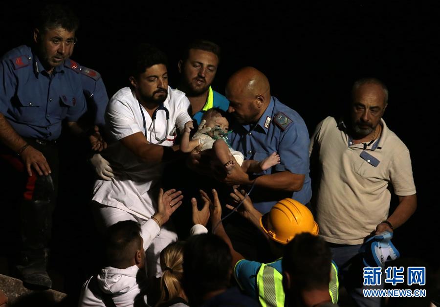 8月22日，在意大利伊斯基亚岛，救援人员救出一名婴儿。