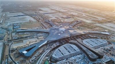 1月16日，航拍北京新机场航站楼主体，位于北京市大兴区与河北省廊坊市广阳区之间的新机场定位为大型国际枢纽机场。A08-A09版摄影/新京报记者 王飞
