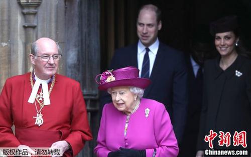 英女王偕王室成员参加复活节礼拜威廉夫妇陪同（图）