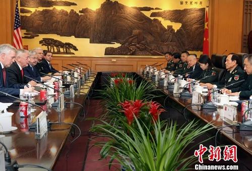 6月27日，中国国务委员兼国防部长魏凤和在北京与来访的美国国防部长马蒂斯举行会谈。中新社记者 宋吉河 摄