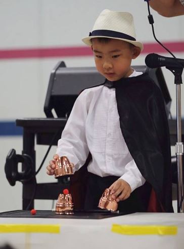 著名魔术师王璐学生天才魔术小神童雷雷在加拿大首秀精彩魔术