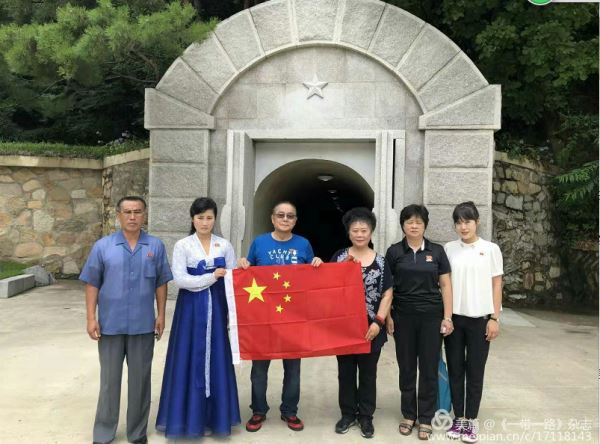 中国人民志愿军烈士纪念碑下的爱国画家
