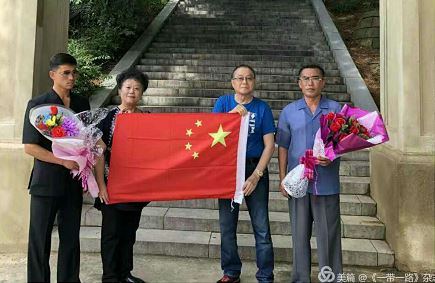 中国人民志愿军烈士纪念碑下的爱国画家